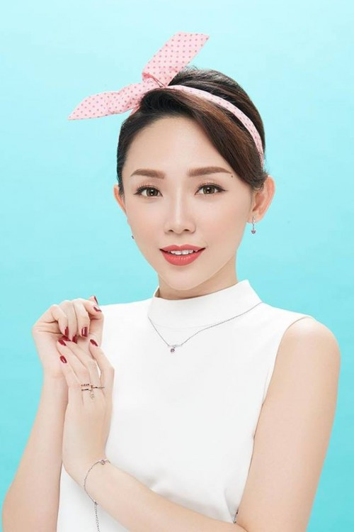 Có thể nói đầu năm 2017 vừa qua, Tóc Tiên tạm quên vẻ cá tính, sexy mà tập trung vào sự dịu dàng của mình. Trong mái tóc uốn nhẹ nhàng phần mái kết hợp với chiếc băng đô màu pastel dễ thương khiến nữ ca sĩ đã xinh đẹp nay còn xinh đẹp hơn.