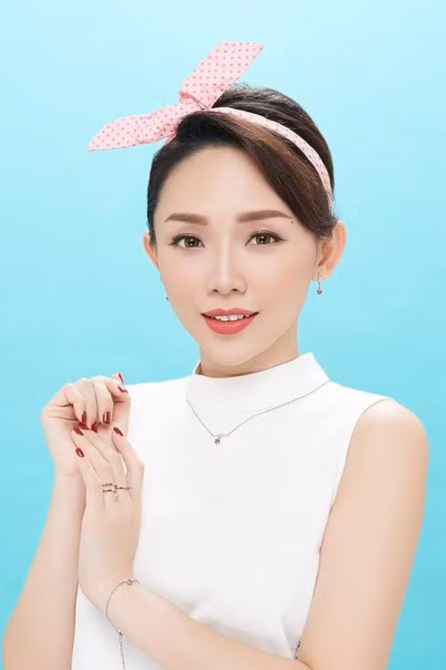 Có thể nói đầu năm 2017 vừa qua, Tóc Tiên tạm quên vẻ cá tính, sexy mà tập trung vào sự dịu dàng của mình. Trong mái tóc uốn nhẹ nhàng phần mái kết hợp với chiếc băng đô màu pastel dễ thương khiến nữ ca sĩ đã xinh đẹp nay còn xinh đẹp hơn.