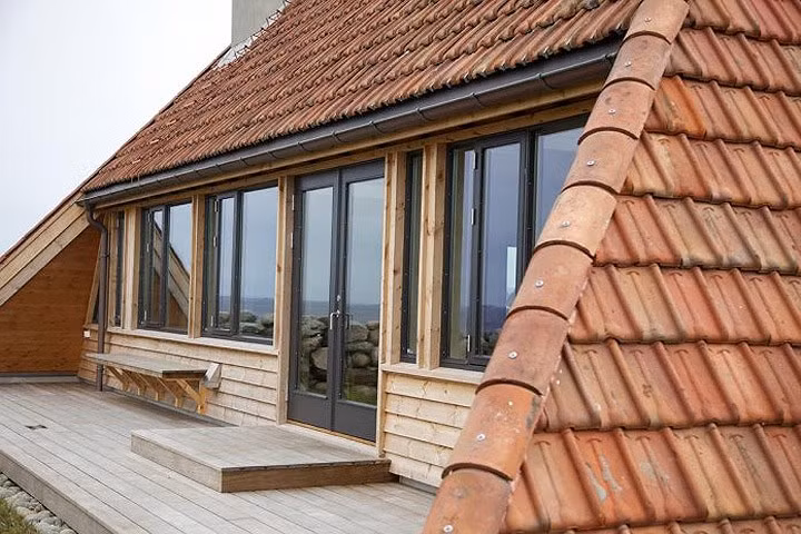 Cảnh quan xung quanh tương đối bằng phẳng, những cánh đồng dài dốc, những cồn cát và bãi biển, chỉ cách nhau bằng những con đường hẹp và những bức tường đá khô.