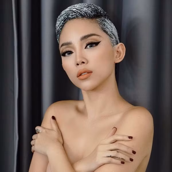 Sự nổi bật của Tóc Tiên một phần là nhờ vào mái tóc. Cô nàng khá hợp với những kiểu tóc pixie chải chuốt cẩn thận. Trong chiến dịch quảng bá MV “Hôm nay sao tôi cô đơn quá”, nữ HLV đẹp rạng rỡ với mái tóc được “phù phép” kĩ càng từ những stylist thân thiết.