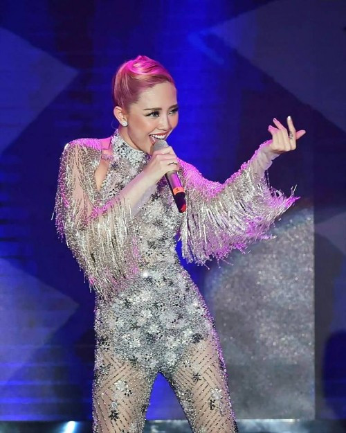 Bước lên sàn diễn với mái tóc uốn xoăn khá chỉn chu khiến cho những đường nét trên khuôn mặt của Tóc Tiên được khoe một cách toàn diện.