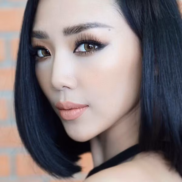 Nhuộm quá nhiều màu tóc nên khi trở lại với tóc đen trông người đẹp bỗng khá lạ lẫm.