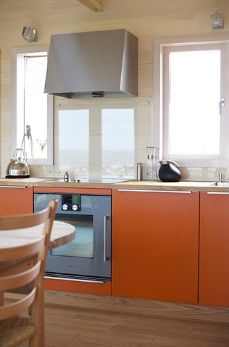 Những cửa sổ cao, thông thoáng giúp mang lại tầm nhìn rộng ra phía biển.