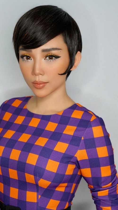 Luôn luôn cập nhật hot trend nên Tóc Tiên chắc hẳn không thể bỏ qua kiểu tóc cổ điển chuẩn style “Cô Ba Sài Gòn” rồi!