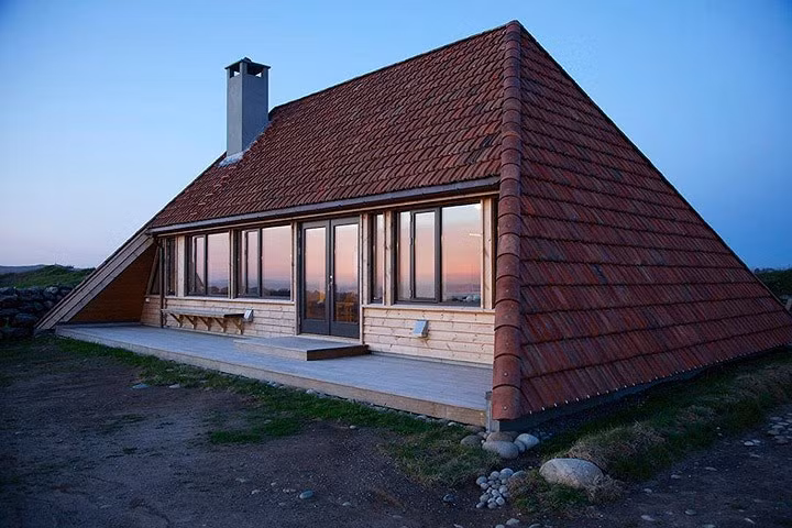 Nằm trên bờ biển phía Tây Na Uy, ngôi nhà mái ngói có những dấu hiệu xuống cấp nghiêm trọng cần được cải tạo, làm mới.