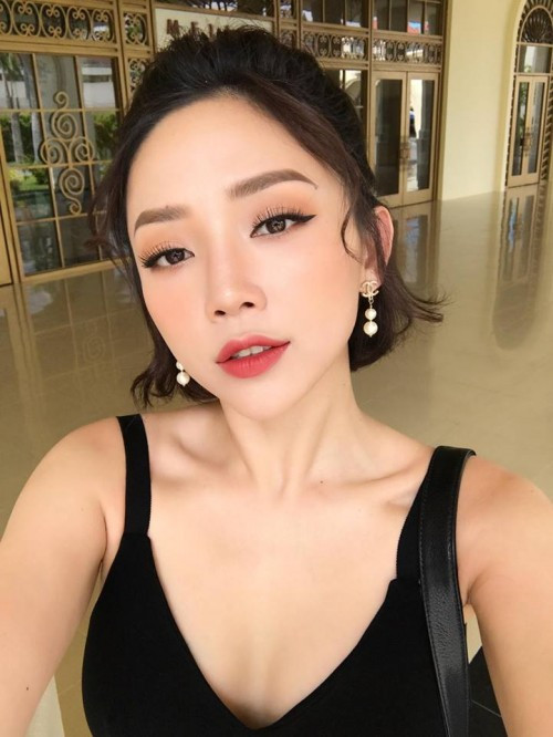 Cột hờ nửa phần tóc ở trên và uốn xoăn nhẹ nhàng phía dưới đuôi tóc giúp người đẹp Tóc Tiên nữ tính hơn rất nhiều.