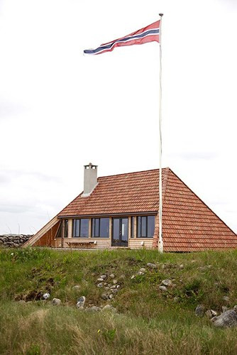 Cũng chính bởi ngôi nhà nằm trong khu vực bảo tồn cảnh quan, gần bờ biển nên chính quyền địa phương chú trọng đến quá trình xây dựng./.