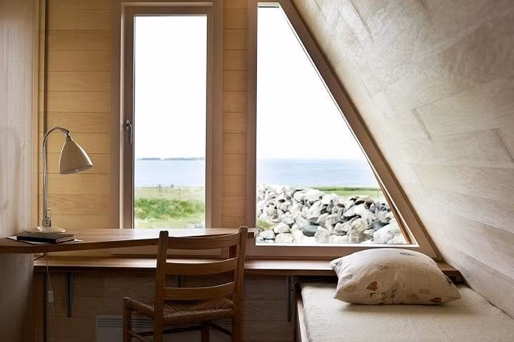 Không gian phòng ngủ cũng vô cùng tươi sáng.