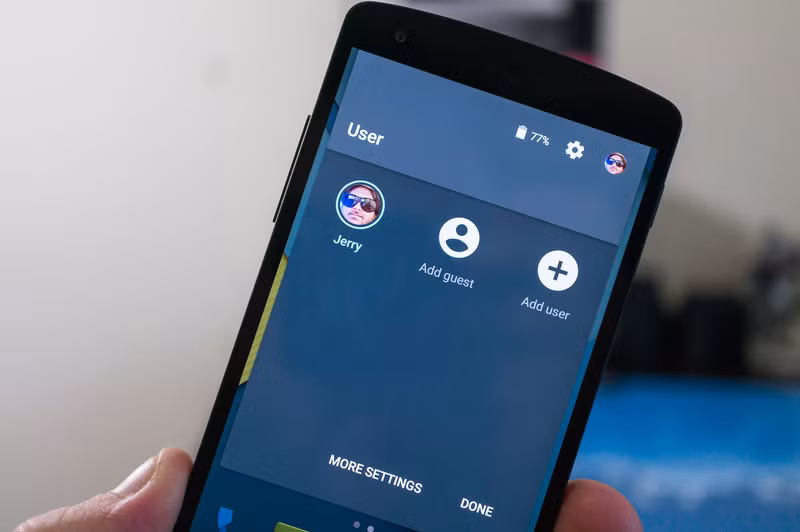 Bật chế độ khách: Điều này đặc biệt hữu ích trong trường hợp bạn bè hoặc người thân mượn điện thoại. Tuy nhiên, chức năng này chỉ có trên Android 5.0 trở lên. Vuốt xuống để mở bảng điều khiển cài đặt nhanh, sau đó nhấp vào hình đại diện. Chọn “Thêm khách” (Add guest) để bật chế độ khách.