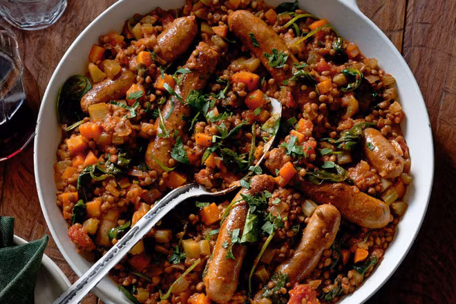 10.Ý Đậu lăng được cho là giống với với đồng tiền, tiên đoán cho sự thịnh vượng vào trong năm mới. Bên cạnh đó, do chúng có hình dạng tròn, có nghĩa là may mắn. Nó thường được ăn cùng với xúc xích. Ở những bữa tiệc đón năm mới, người ta thường ăn món ăn ngọt truyền thống với tên gọi chiacchiere. Đây là món ăn được làm từ bột mì ống được chiên, ngâm trong mật ong và phủ lên một lớp đường.