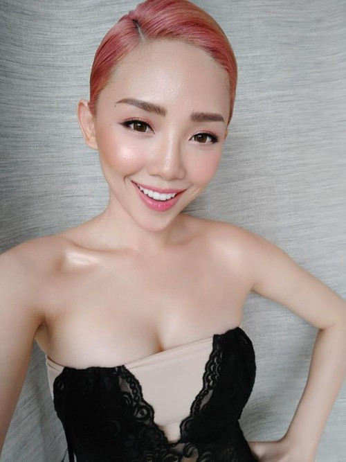 Trở lại với mái tóc pixie vào nếp khá gọn gàng nhưng Tóc Tiên lại nhuộm màu hồng khá lạ, làm cho cô nàng trông đặc biệt hơn rất nhiều. Nhưng nếu bạn không sở hữu một làn da trắng sứ và gương mặt chuẩn V-line như Tóc Tiên thì đừng cố gắng học tập kiểu tóc táo bạo này nhé.