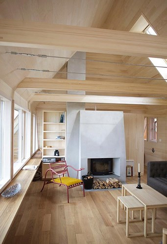 Không gian bên trong bao gồm một phòng sinh hoạt chung, khu ăn uống, bếp, phòng ngủ và nhà vệ sinh được bố trí đầy tiện nghi.