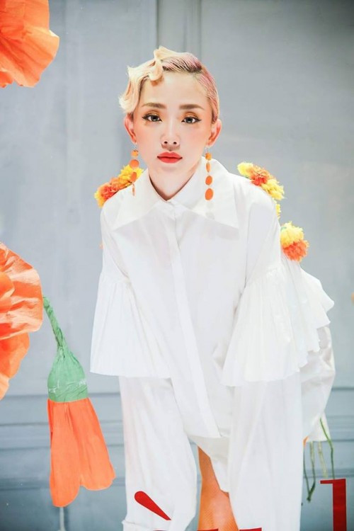 Mái tóc bạch kim được uốn gợn sóng khá lạ là một trong những dấu ấn khó phai trong MV đình đám của của Tóc Tiên vào tháng 8 vừa qua.