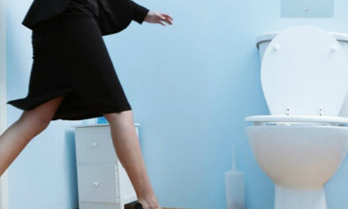 Đi tiểu đến hàng chục, hàng trăm lần mỗi ngày khiến cuộc sống của người bệnh không thể tập trung làm bất cứ thứ gì. Ảnh minh họa.