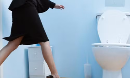 Đi tiểu đến hàng chục, hàng trăm lần mỗi ngày khiến cuộc sống của người bệnh không thể tập trung làm bất cứ thứ gì. Ảnh minh họa.