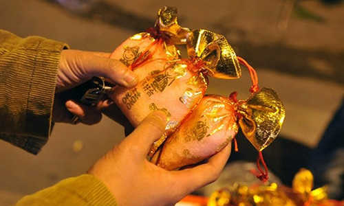 Ngoài mua muối đong trong chén, ngoài cổng chùa thường bày bán những túi muối như thế này với ý nghĩa mong cầu tài lộc, may mắn về cho gia đình mình. Hình: Inernet.