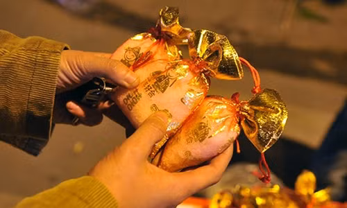 Ngoài mua muối đong trong chén, ngoài cổng chùa thường bày bán những túi muối như thế này với ý nghĩa mong cầu tài lộc, may mắn về cho gia đình mình. Hình: Inernet.