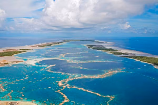 5. Đảo Caroline Được phát hiện lần đầu tiên bởi người châu Âu vào năm 1606, đảo Caroline là một phần của Cộng hòa Kiribati. Mặc dù có hơn 300 năm tác động của con người, hòn đảo này vẫn là một trong những đảo nhiệt đới nguyên sơ nhất thế giới và được đánh giá là một trong những đảo san hô không bị xói mòn nhất trên thế giới. Đảo Caroline và đảo lân cận Flint Island, cũng là nơi sinh sống của một số quần thể dừa lớn nhất thế giới. Chỉ cao khoảng 6m trên mực nước biển nên hòn đảo này sẽ gặp nguy hiểm vì mực nước biển dâng cao và có thể được biển xâm lấn hoàn toàn vào khoảng năm 2025.