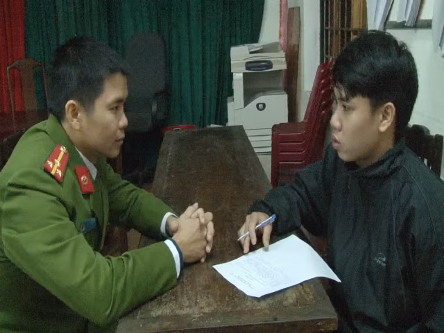 Cơ quan công an lấy lời khai một trong 8 đối tượng trộm cắp nắp hố ga, nắp bể cáp viễn thông.