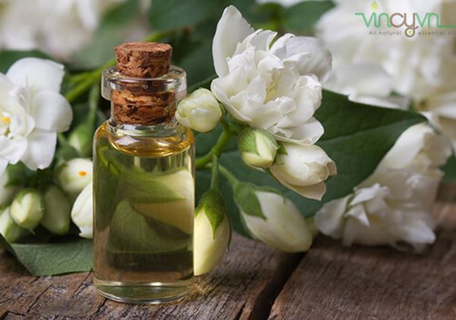 Tạo hương thơm cho nhà bằng các loại hoa, tinh dầu thiên nhiên.