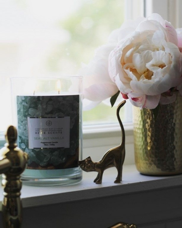 Góc cửa sổ được thiết kế đơn giản với nến thơm và bình hoa, không có cách decor phức tạp và cầu kỳ nhưng vẫn đủ tạo nên vẻ đẹp ấn tượng cho khoảng nhỏ view ra ngoài trong những ngày mùa hè.