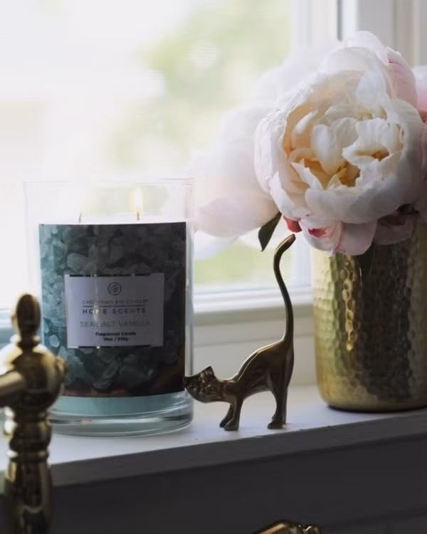 Góc cửa sổ được thiết kế đơn giản với nến thơm và bình hoa, không có cách decor phức tạp và cầu kỳ nhưng vẫn đủ tạo nên vẻ đẹp ấn tượng cho khoảng nhỏ view ra ngoài trong những ngày mùa hè.