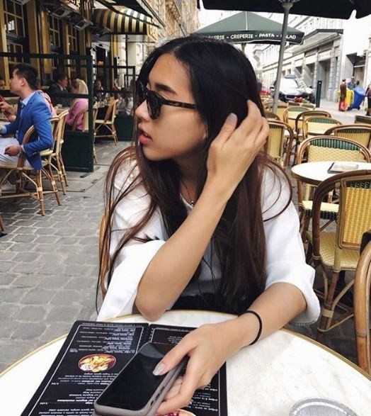 Được biết, cô gái được cho là người yêu của Huỳnh Anh tên là Y Vân, đang sinh sống tại nước ngoài. Y Vân sở hữu gương mặt thanh tú, vóc dáng thon gọn.