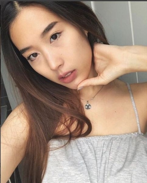 Trước đó, khi Huỳnh Anh tiết lộ anh đang tìm hiểu một cô gái khác, fans của Hoàng Oanh lo lắng tình cũ của anh sẽ bị tổn thương. Ngay sau đó, anh chia sẻ: "Đừng lo lắng quá cho Oanh vì thực sự cô ấy không có buồn đâu".