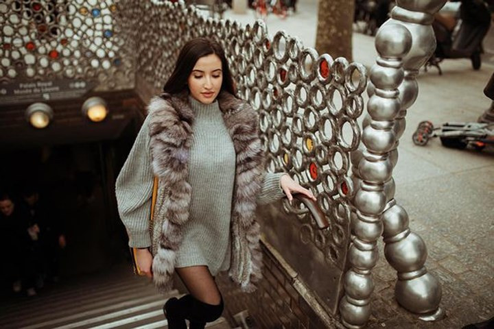 Cô sinh viên 20 tuổi nói rằng, gia đình và bạn bè ủng hộ quyết định của cô. Tuy nhiên, đó là câu chuyện ở Pháp và phương Tây, hành vi này nếu diễn ra ở Việt Nam và một số nước khác thì không những bị lên án gay gắt mà còn là hành vi bán dâm bị pháp luật nghiêm cấm.