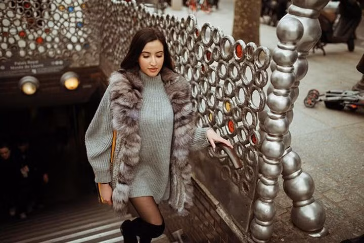 Cô sinh viên 20 tuổi nói rằng, gia đình và bạn bè ủng hộ quyết định của cô. Tuy nhiên, đó là câu chuyện ở Pháp và phương Tây, hành vi này nếu diễn ra ở Việt Nam và một số nước khác thì không những bị lên án gay gắt mà còn là hành vi bán dâm bị pháp luật nghiêm cấm.