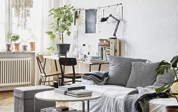 Góc làm việc được bố trí ngay cạnh bức tường cửa sổ là nơi để bạn tận hưởng ánh sáng và gió mát của mùa hè. Thêm chút xinh yêu từ cây cỏ đặt trên bàn là đủ để tạo nên không gian ngập tràn thiên nhiên cùng không khí trong lành khi làm việc.