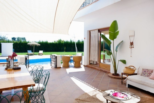 Góc không gian nhỏ cạnh bể bơi ngoài trời cũng là khoảng diện tích không thể bỏ sót để tạo nên rất nhiều các chức năng hữu ích. Bạn có thể sử dụng một vài chi tiết trang trí như cây cối, gối tựa hay thảm cói để tăng thêm nét đẹp bình yên, tinh tế cho không gian ngoài trời.