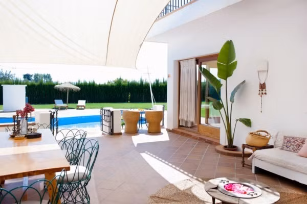 Góc không gian nhỏ cạnh bể bơi ngoài trời cũng là khoảng diện tích không thể bỏ sót để tạo nên rất nhiều các chức năng hữu ích. Bạn có thể sử dụng một vài chi tiết trang trí như cây cối, gối tựa hay thảm cói để tăng thêm nét đẹp bình yên, tinh tế cho không gian ngoài trời.