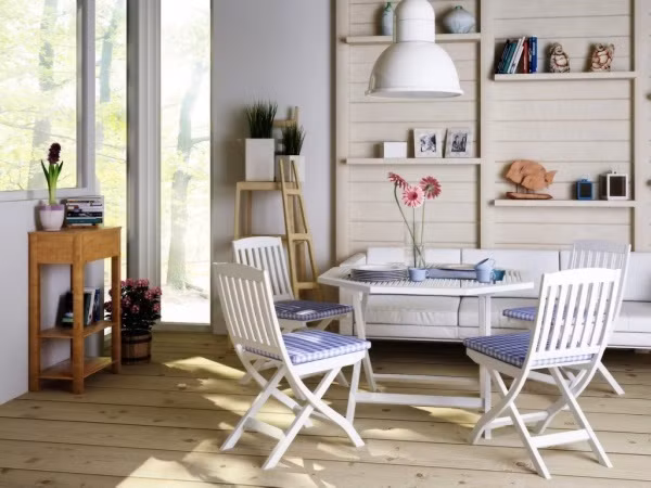 Đặt thêm nệm mát kẻ sọc cho ghế ăn cũng là cách thú vị tăng thêm điểm nhấn và cảm giác thoải mái cho không gian ăn uống của gia đình bạn trong những ngày mùa hè.