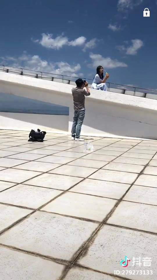 Bối cảnh chỉ là sân thượng cữ cáu bẩn nhưng anh người yêu chụp ảnh có tâm…