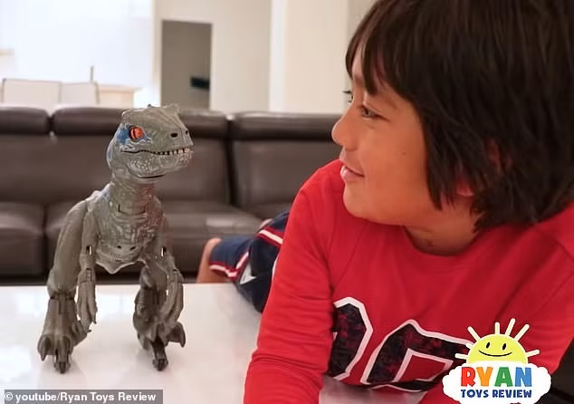 Dam me do choi, cau be 7 tuoi kiem 22 trieu USD/nam