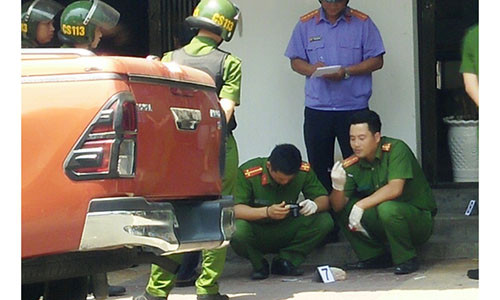 Lực lượng chức năng đang khám nghiệm hiện trường vụ xả súng (Ảnh: Hoàng Thanh)