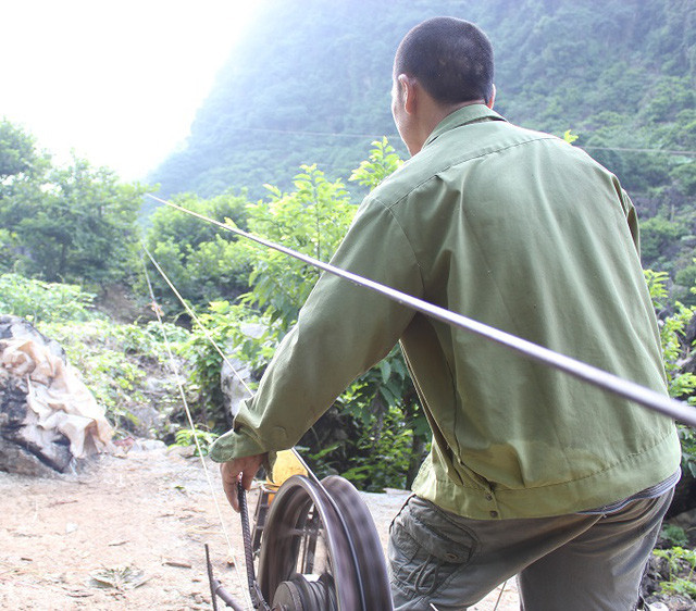 Những máy tời này vận chuyển na từ núi xuống thường được người dân tận dụng từ những động cơ xe máy và những dây cáp chắc chắn. Ảnh: dantri
