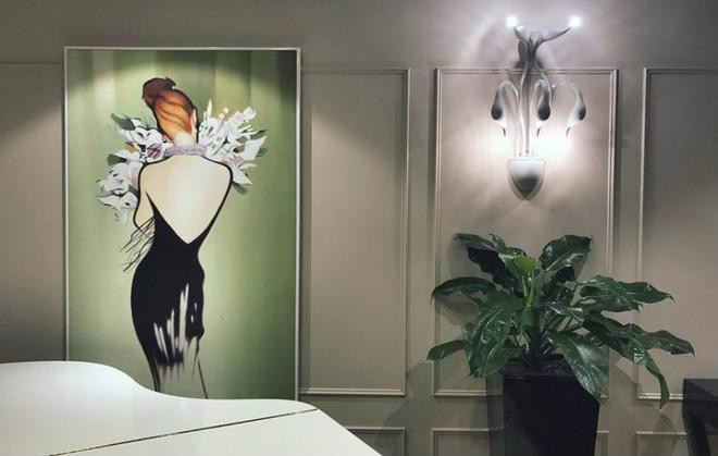 Điều tuyệt vời hơn hết, đó là vợ chồng nam diễn viên sau khi nhận nhà đã cùng nhau cải tạo và sắp xếp, bố trí nội thất phù hợp cho từng khu vực. Tuy không sử dụng quá nhiều nội thất và màu sắc nhưng căn hộ của anh đã khiến nhiều người thích thú bởi vẻ đẹp giản đơn nhưng không kém phần sang trọng. Điều anh mong muốn nhất đó là tạo không gian đầm ấm, sum vầy, hạnh phúc để cả gia đình luôn được vui vẻ, sảng khoái khi về nhà.