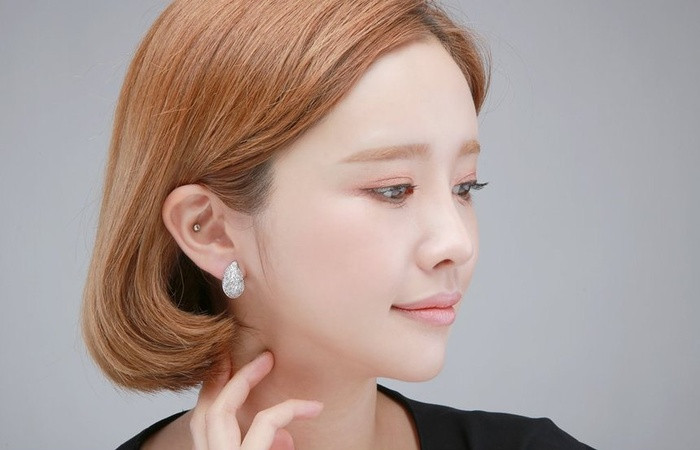 2. Khuyên tai hình giọt nước Thêm bông tai hình học là cách dễ dàng nhất để nâng cấp trang phục thường ngày của bạn. Khuyên tai hình giọt nước rất hợp với kiểu tóc búi cao cùng các loại trang phục hở vai. Khuyên tai này không chỉ tạo vẻ góc cạnh cho gương mặt trở nên xinh đẹp hơn mà còn đem lại vẻ lộng lẫy và không kém phần sang trọng, quý phái.