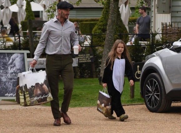 Trong khi đó, công chúa nhỏ Harper lại gây chú ý đặc biệt khi diện bộ đồ chim cánh cụt để tóc xõa rảo bước cùng bố. Sau khi mua sắm xong, David và con gái xách theo khá nhiều túi đồ.