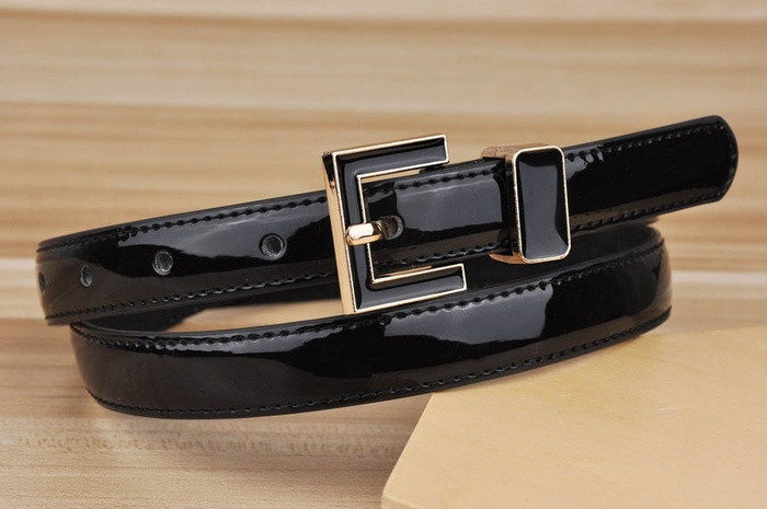 3. Thắt lưng mặt vuông Thắt lưng là phụ kiện hữu dụng, giúp tạo điểm nhấn cho trang phục. Thắt lưng mặt vuông kiểu cổ điển rất thích hợp với phong cách menswear hoặc cá tính. Bạn có thể phối thắt lưng với quần jeans, quần vải cùng áo sơ mi hoặc áo phông.