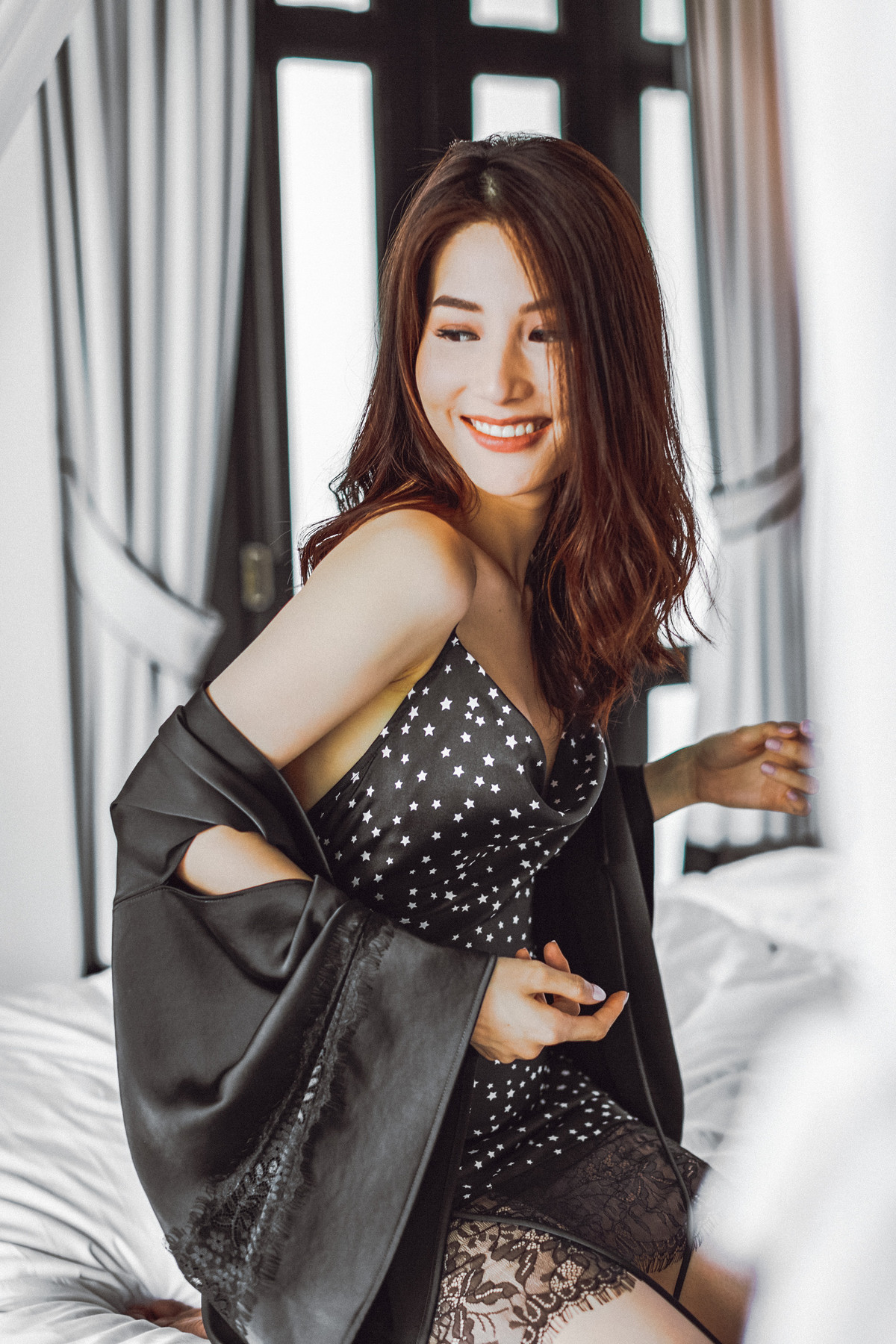 Nữ diễn viên Diễm My 9x khoe dáng trong những bộ trang phục mặc nhà xinh xắn, quyến rũ và thoải mái nhất.