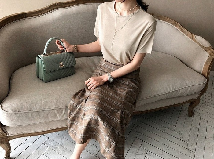 1. Vòng cổ layer đính cườm Nếu muốn có phong cách sành điệu như phụ nữ Pháp, bạn hãy đeo vòng cổ màu vàng váy váy đen đơn giản. Thậm chí bạn có thể đeo vòng cổ layer đính cườm phối cùng áo thun trơn và chân váy kẻ.