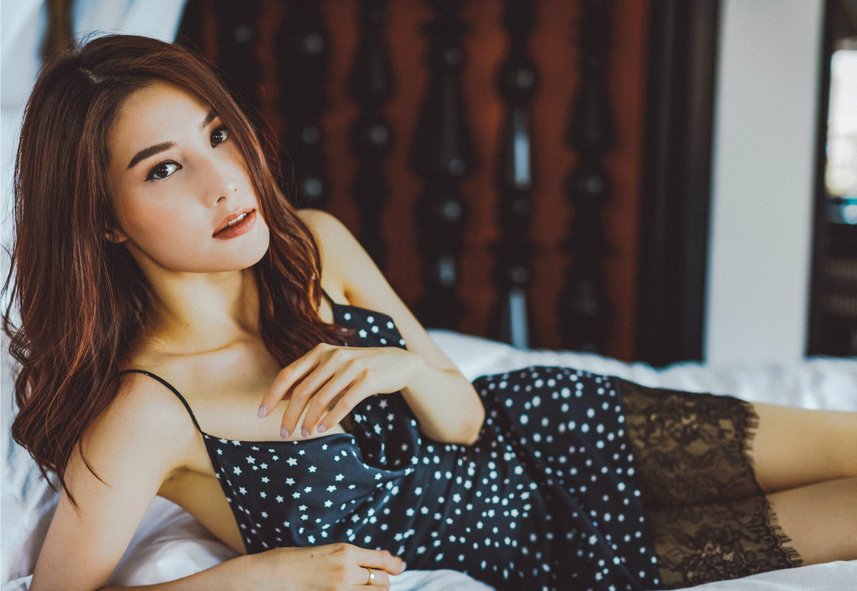 Thay vì thực hiện những bộ ảnh sexy, ở đường phố, studio, nữ diễn viên Diễm My 9X đã cùng ê-kíp gửi đến khán giả bộ ảnh mới trong trang phục đồ ngủ.