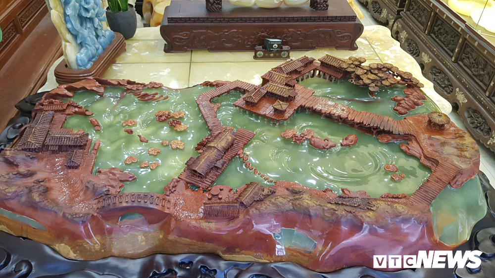 Bà Kiều Anh, chủ nhân của bức tiêu cảnh quý giá "chốn bồng lai" bật mí, tác phẩm độc đáo này được làm từ 100% đá Onyx. Đây là một loại đá thuộc họ thạch anh, kết hợp từ nước và quá trình phân rã của đá vôi, cùng với sự chuyển hóa liên tục trong lòng đất tạo thành một loại đá mới.