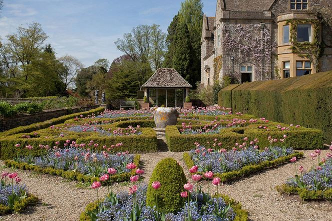 Biệt thự có 6 phòng tắm, bên ngoài cảnh đẹp như điền trang.