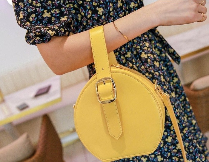 7. Túi xách hình tròn Đây là một trong những chiếc túi được nhiều bạn trẻ săn lùng trong năm nay. Túi xách hình tròn rất “ăn rơ” với những bộ quần áo năng động thường ngày.