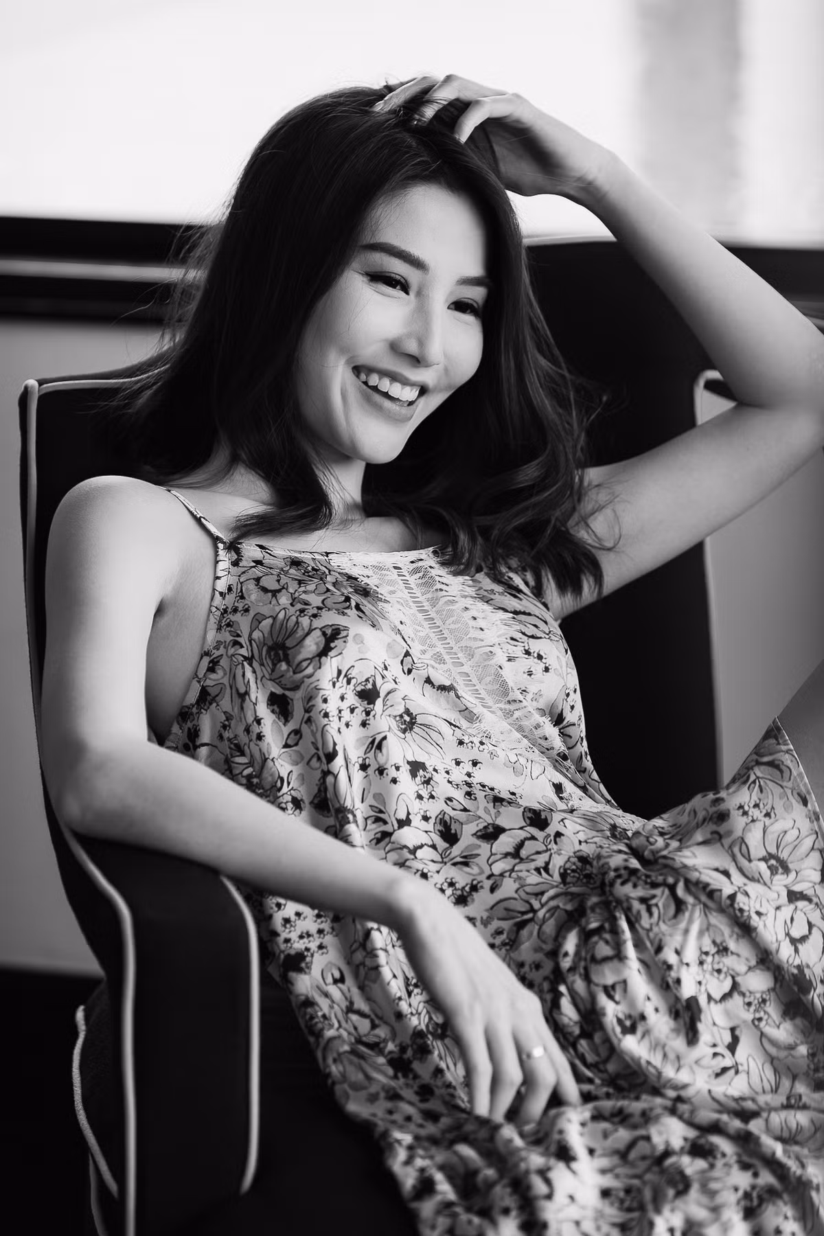 Diễm My chọn cho mình phong cách gợi cảm vừa đủ. Trong bộ ảnh này, cô thể hiện trọn vẹn nét gợi cảm, nhan sắc mặn mà cùng những chiếc váy ngủ mỏng manh.