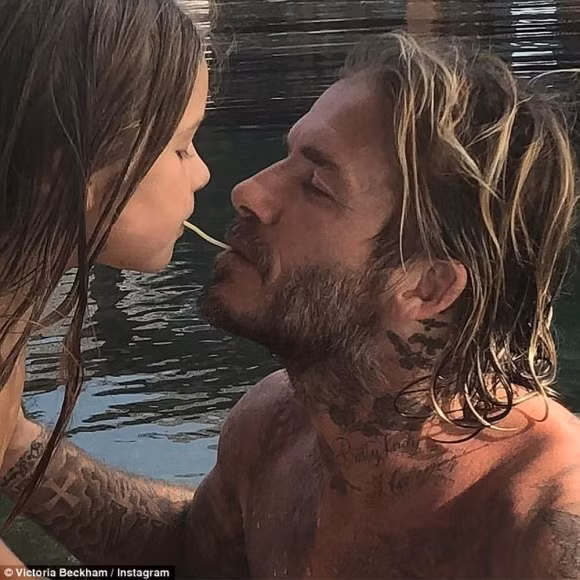 Trước đó, ông bố 4 con này từng bị chỉ trích nặng nề vì “khóa môi” công chúa nhỏ. Không ít cư dân mạng cho rằng hành động của David kỳ quặc, không đẹp mắt và thực sự sai trái. Phản ứng lại, Beckham đã thẳng thắn bày tỏ: "Tôi rất yêu thương, trìu mến với lũ trẻ nhà mình.Và đó là cách tôi và Victoria ở bên các con. Chúng tôi muốn cho các con thấy tình yêu và chúng tôi bảo vệ, chăm sóc, ủng hộ chúng. Chúng tôi vô cùng tình cảm với lũ trẻ".